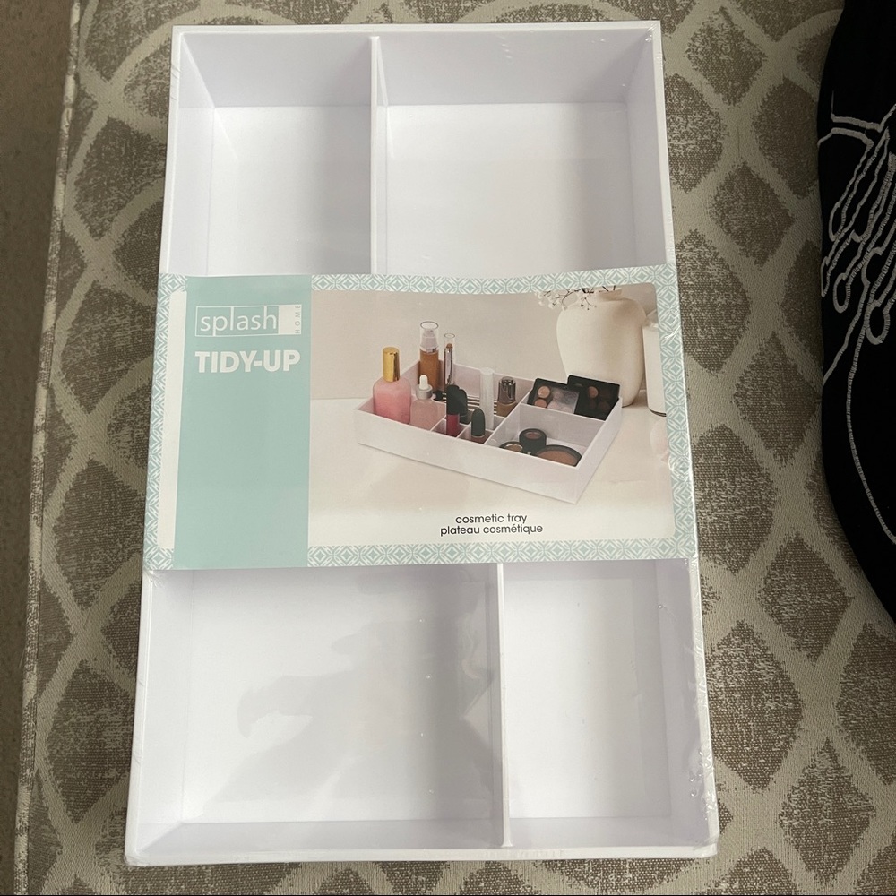 Cosmetic tray